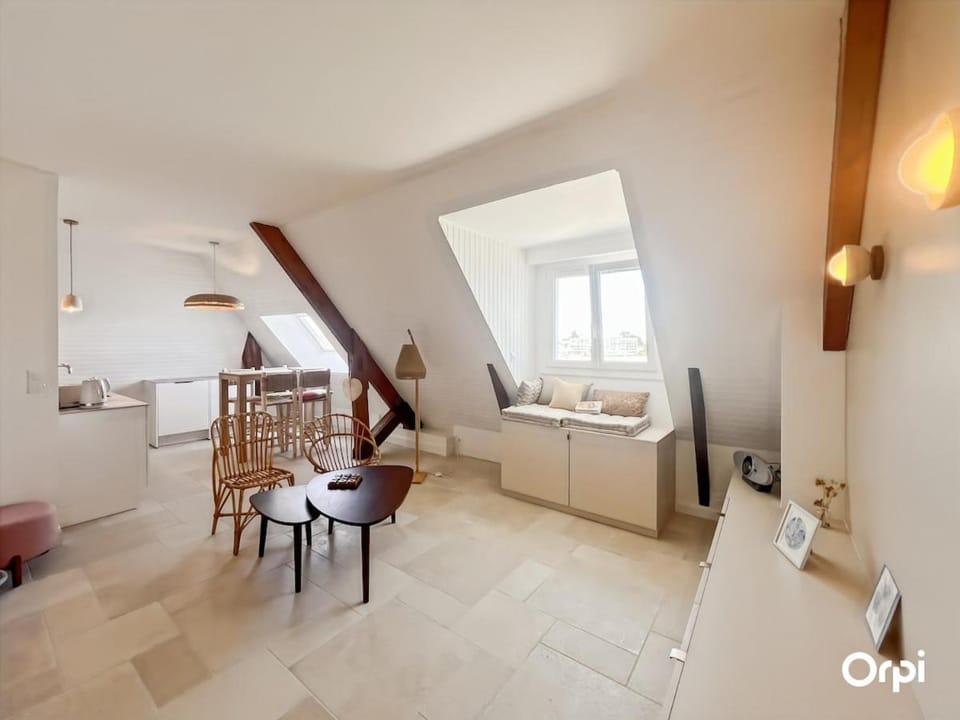 RÉF 234 - LARMOR-PLAGE SPACIEUX Type 2 SOUS LES TOITS VUE MER Apartment in Brittany