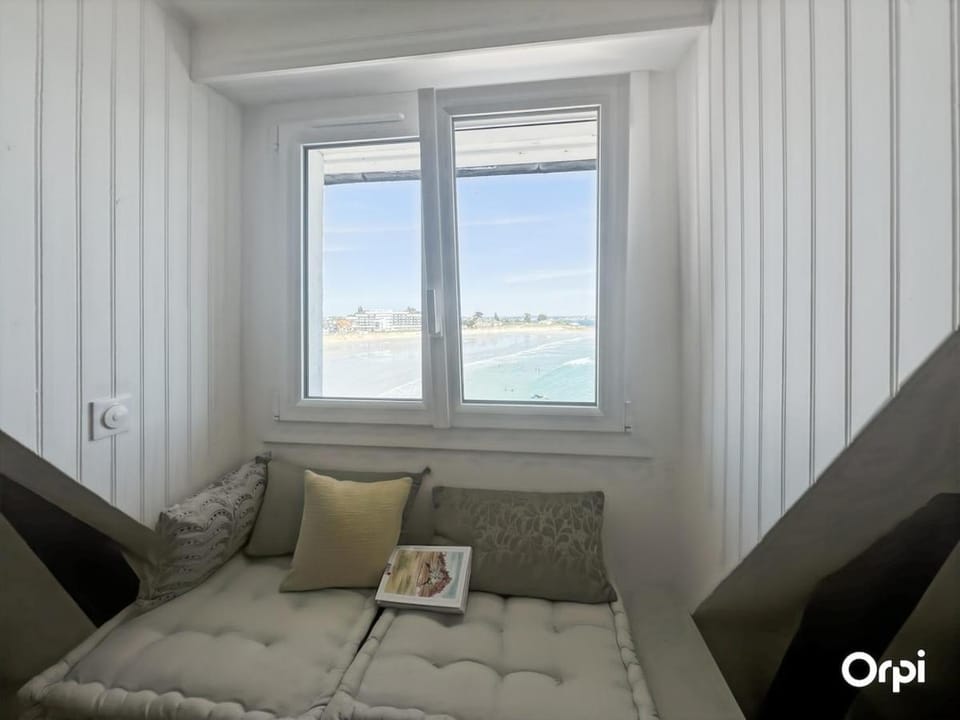 RÉF 234 - LARMOR-PLAGE SPACIEUX Type 2 SOUS LES TOITS VUE MER Apartment in Brittany