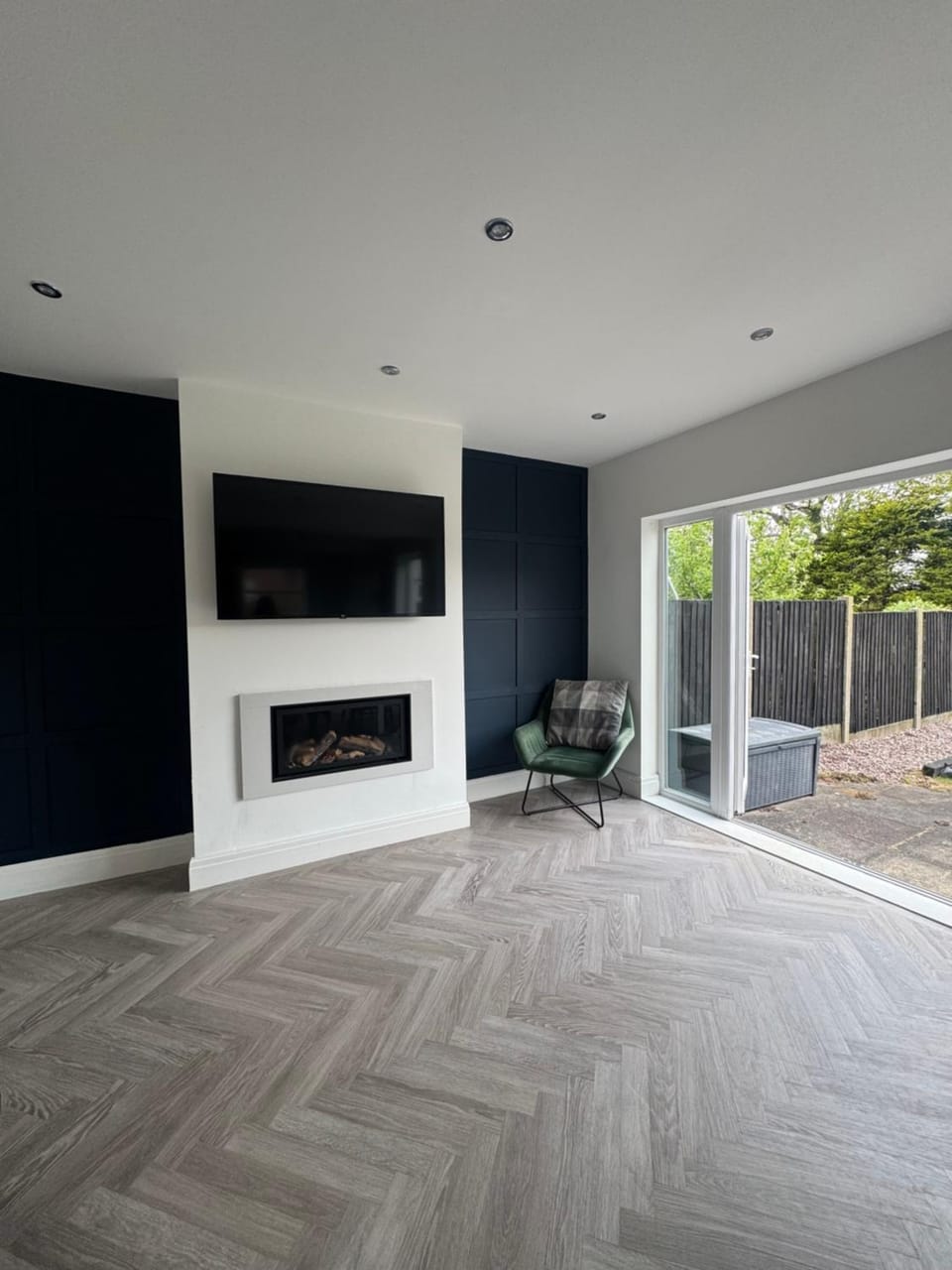 TV and multimedia, Living room, Seating area, Evening entertainment