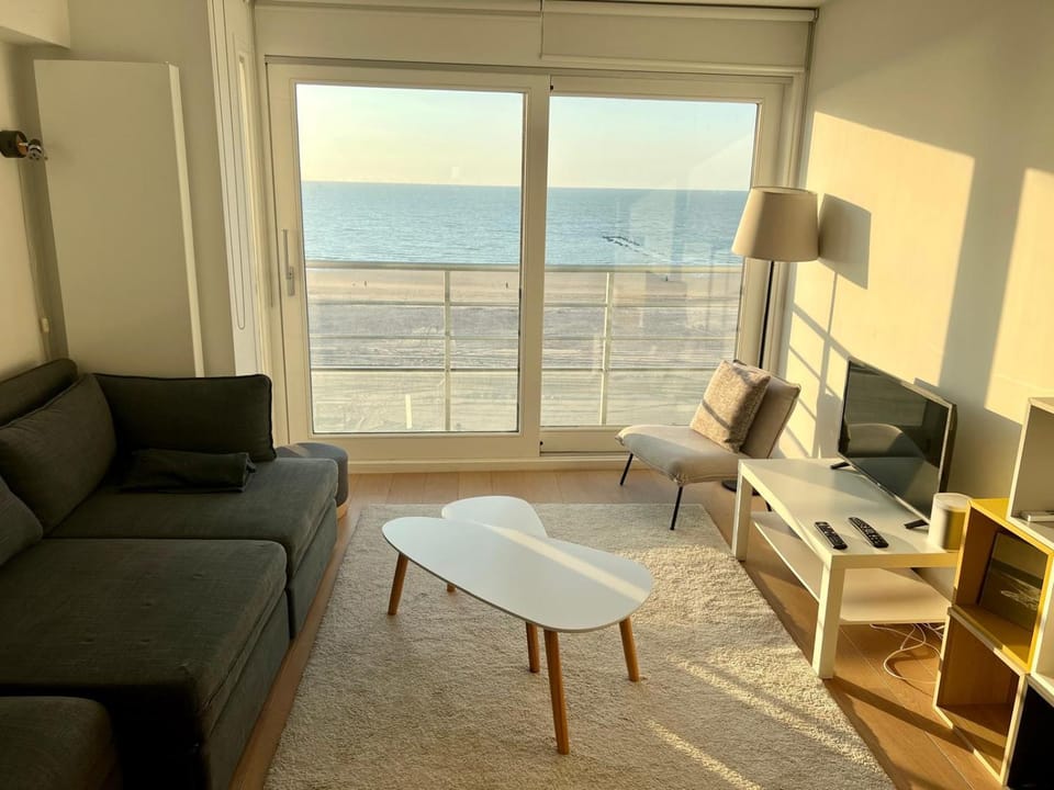 Communal lounge/ TV room, Sea view