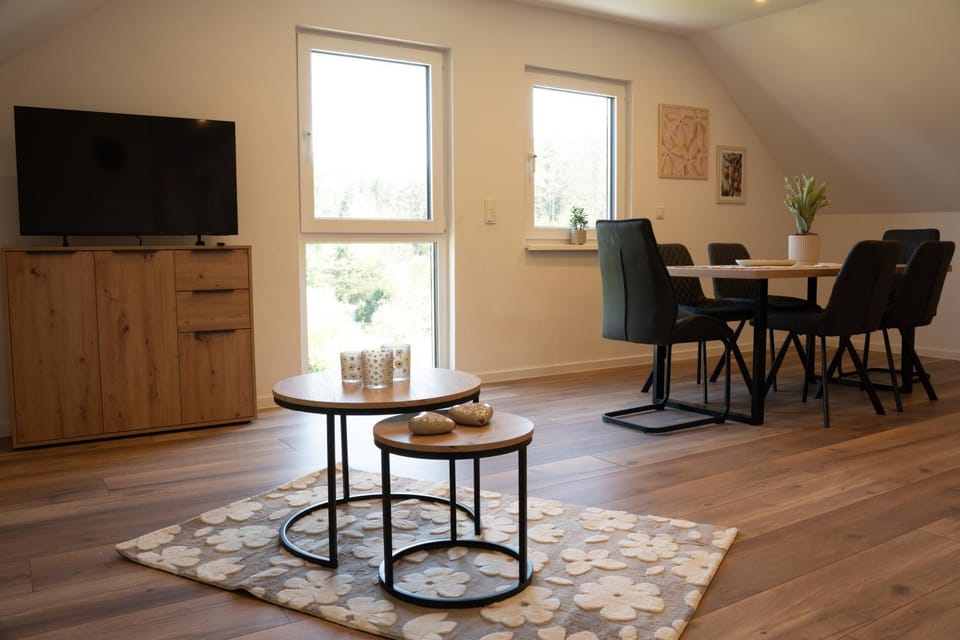 TV and multimedia, Living room, Seating area, Dining area