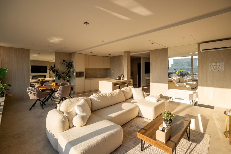 TV and multimedia, Kitchen or kitchenette, Living room, Seating area, Dining area