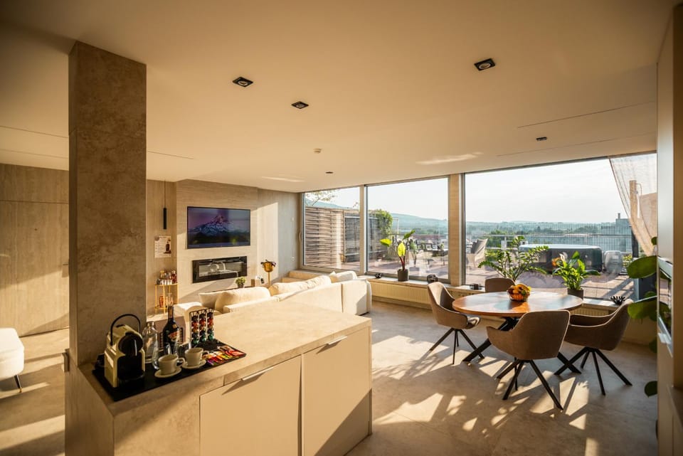 TV and multimedia, Coffee/tea facilities, View (from property/room), Living room, Photo of the whole room, Seating area, City view, Landmark view, Mountain view, fireplace