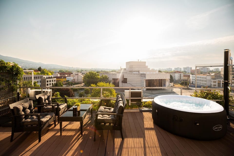 Patio, Day, Natural landscape, View (from property/room), Balcony/Terrace, Living room, Seating area, City view, Mountain view