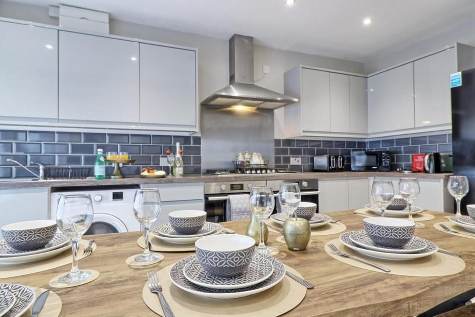 Spacious & Cozy 5 BDR, Sleeps 10, Free Fast Wi-Fi & Parking Apartment in Colchester