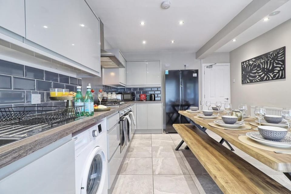 Spacious & Cozy 5 BDR, Sleeps 10, Free Fast Wi-Fi & Parking Apartment in Colchester