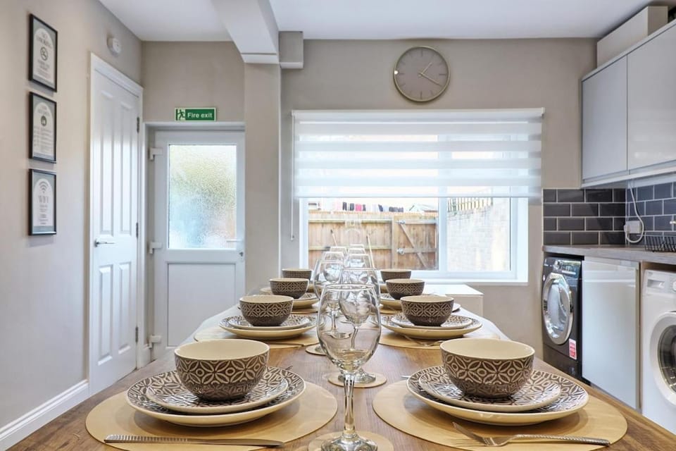 Spacious & Cozy 5 BDR, Sleeps 10, Free Fast Wi-Fi & Parking Apartment in Colchester