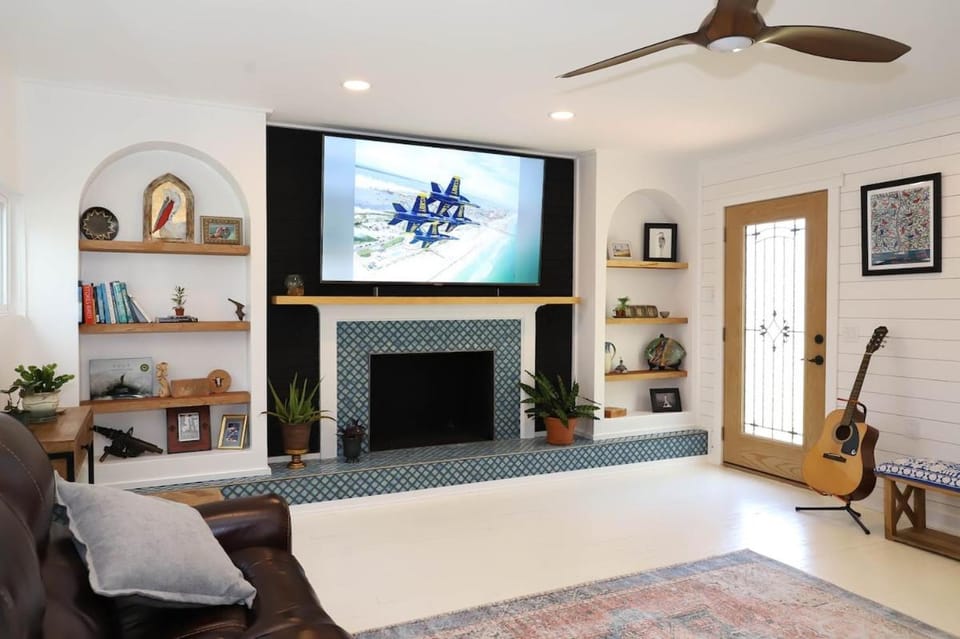 Navy Point Home & game room, near NAS & downtown - Beaches House in Navy Point