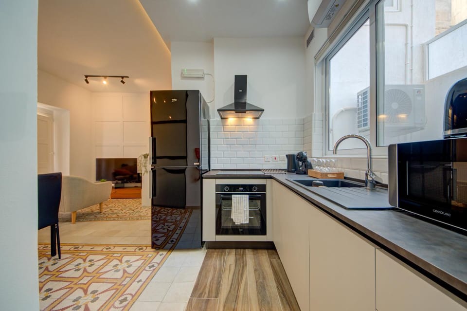 Kitchen or kitchenette, Dining area, oven, stove