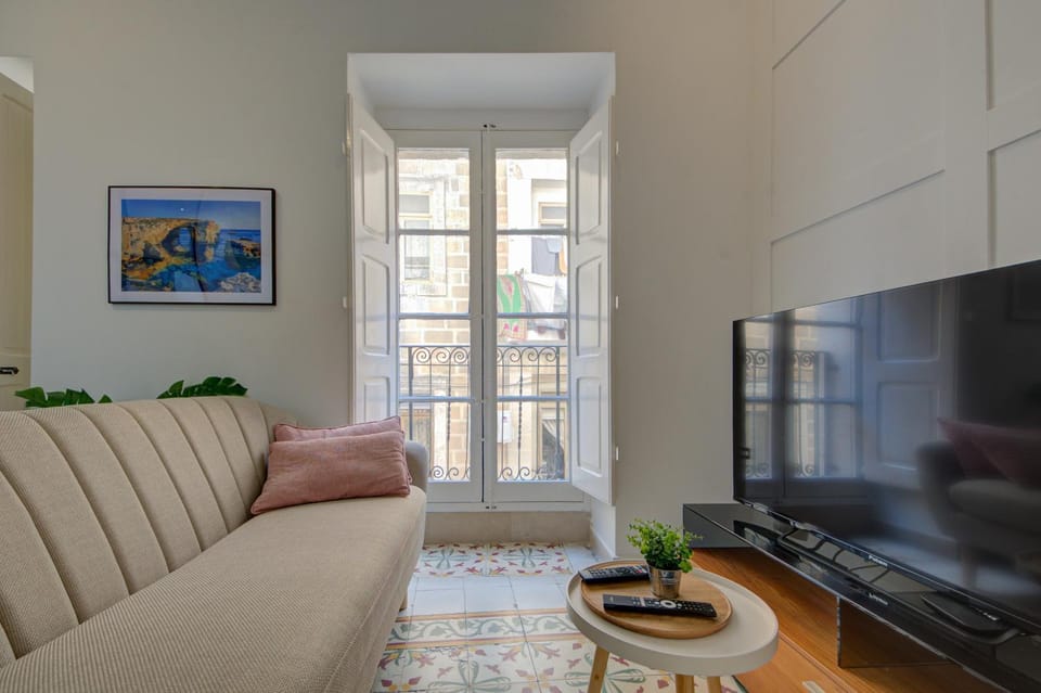 TV and multimedia, Living room, Seating area, Evening entertainment