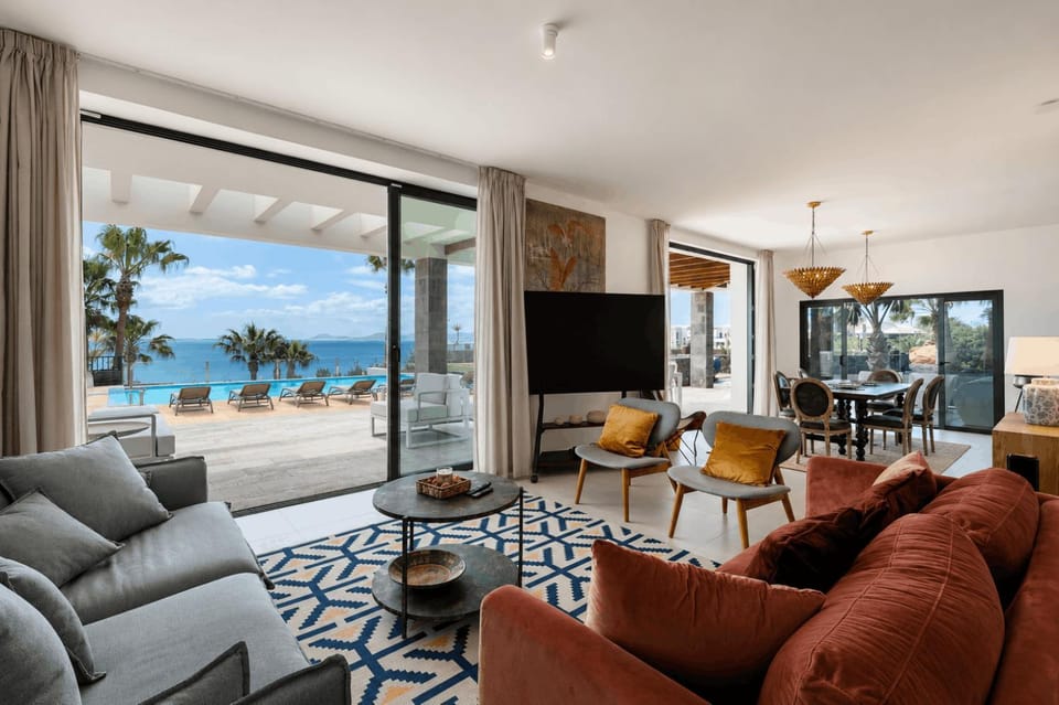 Communal lounge/ TV room, Pool view