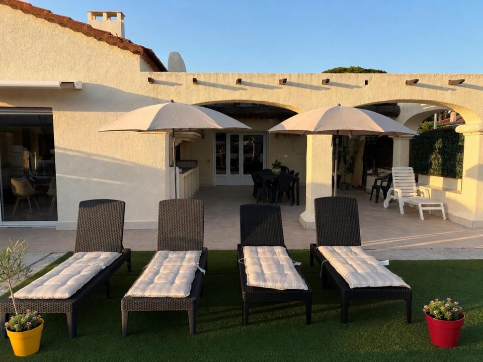 Maison familiale trois chambres piscine privée la villa bois d Olivier House in Sainte-Maxime