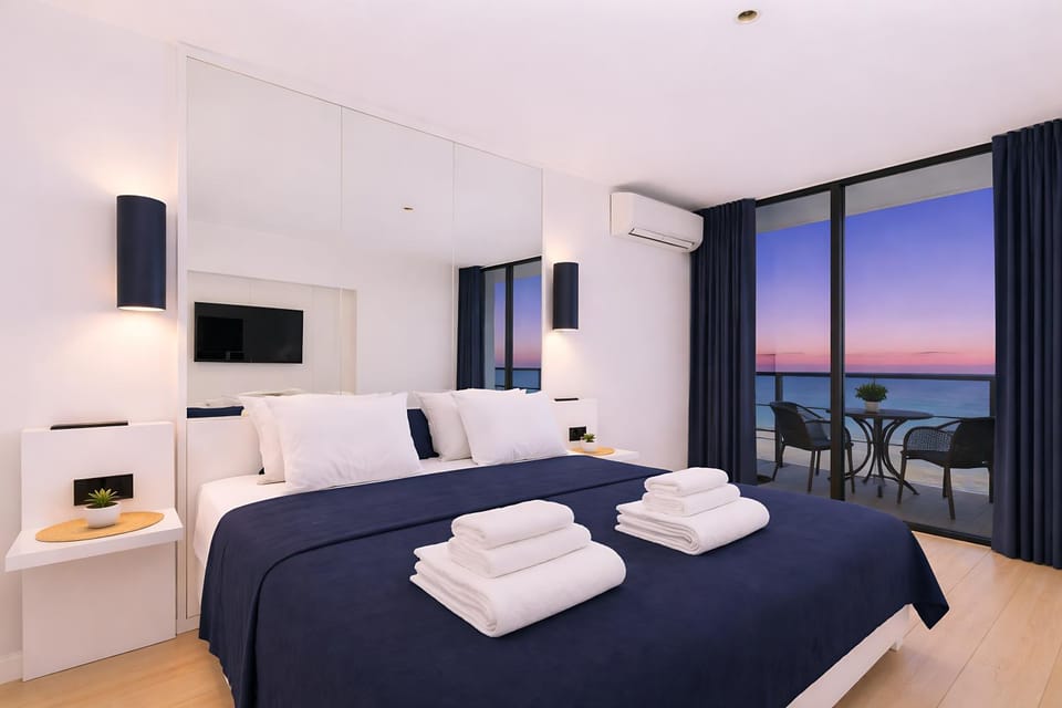 Bed, Natural landscape, TV and multimedia, Photo of the whole room, Bedroom, Sea view, towels, air conditioner