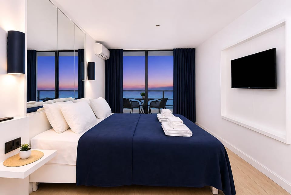 Communal lounge/ TV room, Bed, Natural landscape, TV and multimedia, View (from property/room), Balcony/Terrace, Photo of the whole room, Evening entertainment, Bedroom, Sea view, towels
