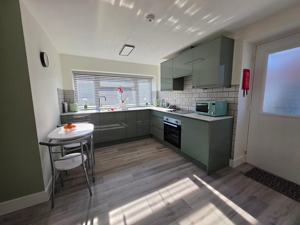 Kitchen or kitchenette, oven, stove, toaster, washing machine