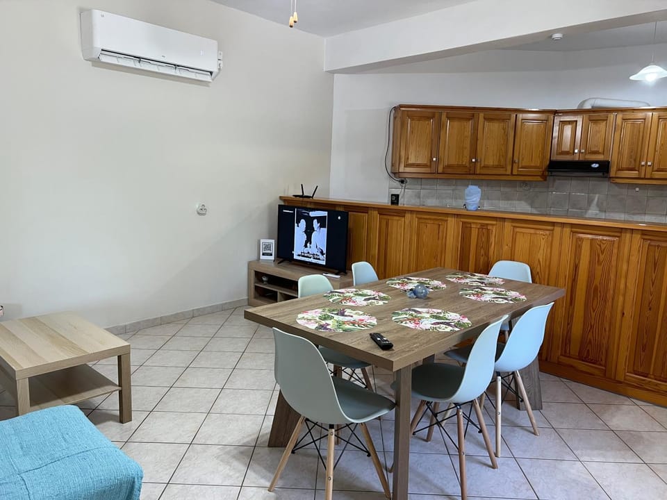 TV and multimedia, Kitchen or kitchenette, Living room, Seating area, Dining area, air conditioner