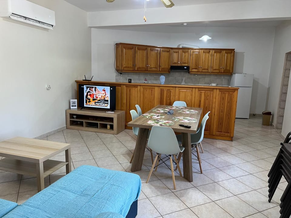 TV and multimedia, Kitchen or kitchenette, Living room, Seating area, Dining area, toaster, air conditioner