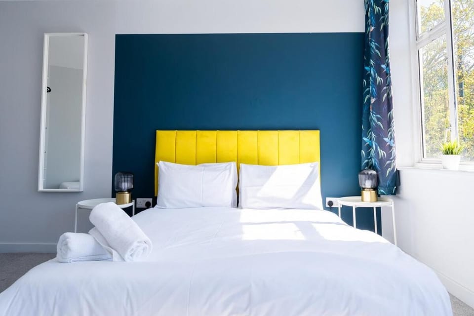 Photo of the whole room, Bedroom