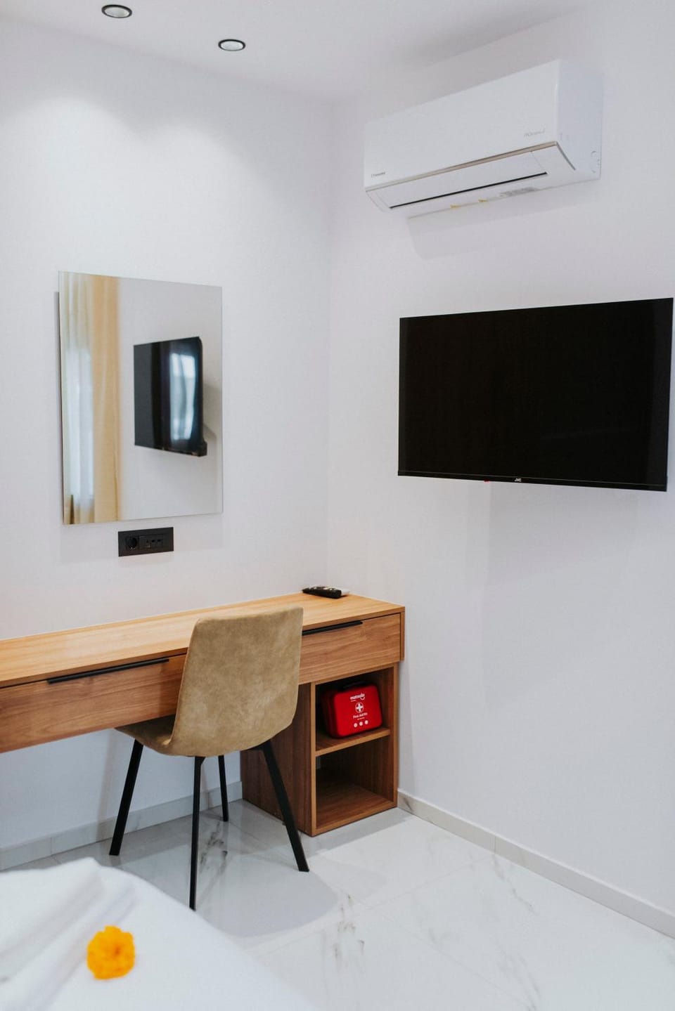 TV and multimedia, air conditioner