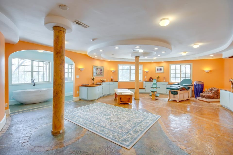 Emigrant Lodge w/ Spa: 3 Suites Near Yellowstone Villa in Montana
