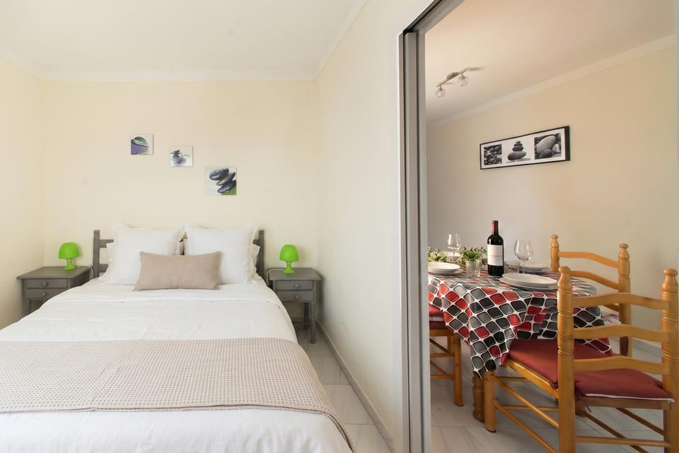 Bed, Dining area, Bedroom