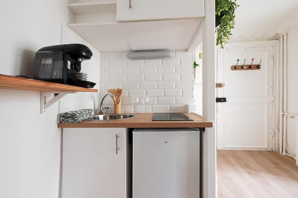 Coffee/tea facilities, Kitchen or kitchenette, stove