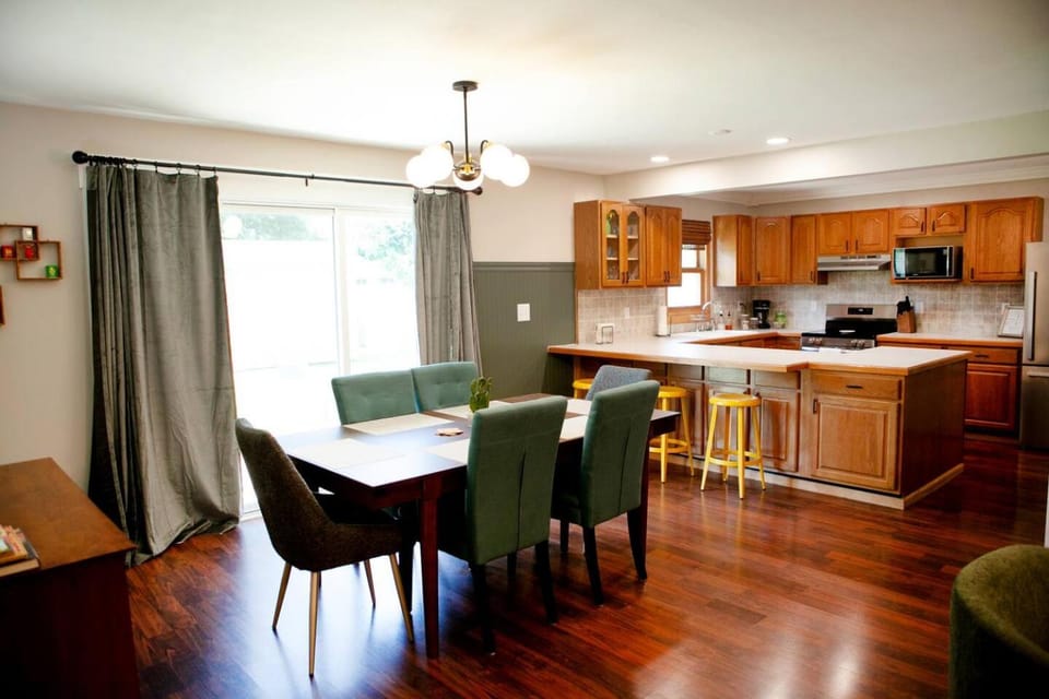 Family Friendly 3 Bed W/ W&D + Workout Equipment House in Wichita