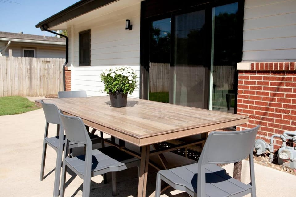 Family Friendly 3 Bed W/ W&D + Workout Equipment House in Wichita