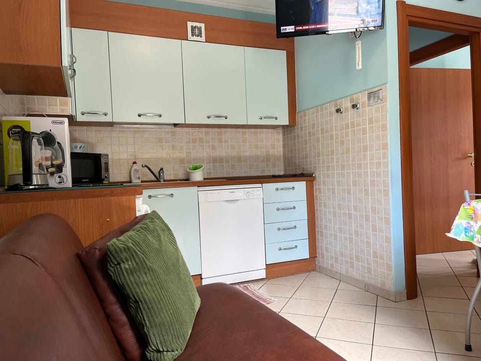 Coffee/tea facilities, Kitchen or kitchenette, Dining area