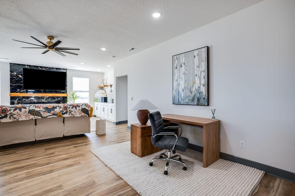 TV and multimedia, Living room, Business facilities, Decorative detail, Seating area