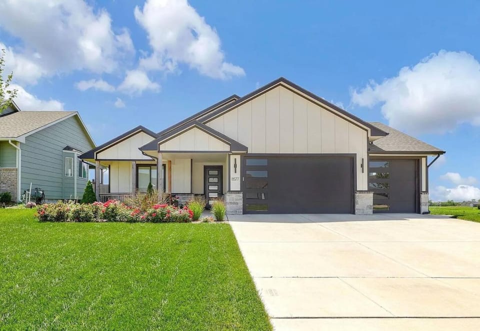 Property building, Patio, Facade/entrance, Garden, Parking