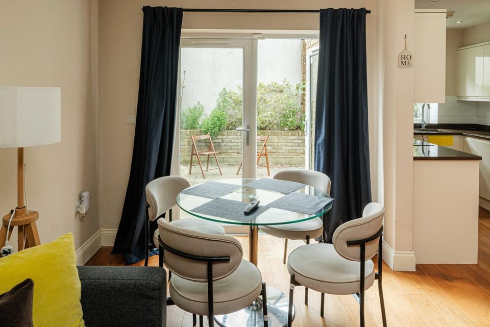 Modern 2BR Flat Near Burgess Park Apartment in London Borough of Southwark