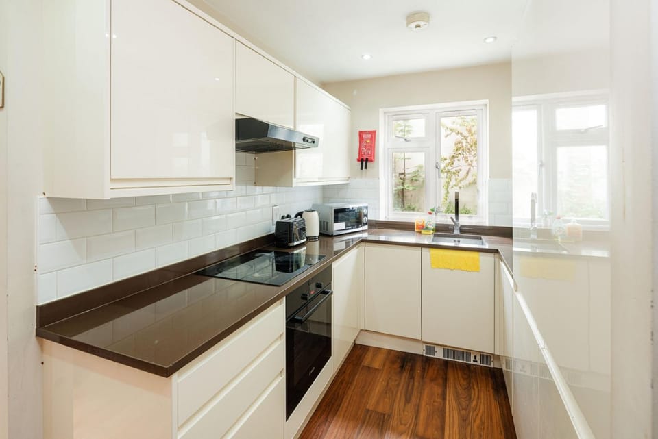Modern 2BR Flat Near Burgess Park Apartment in London Borough of Southwark