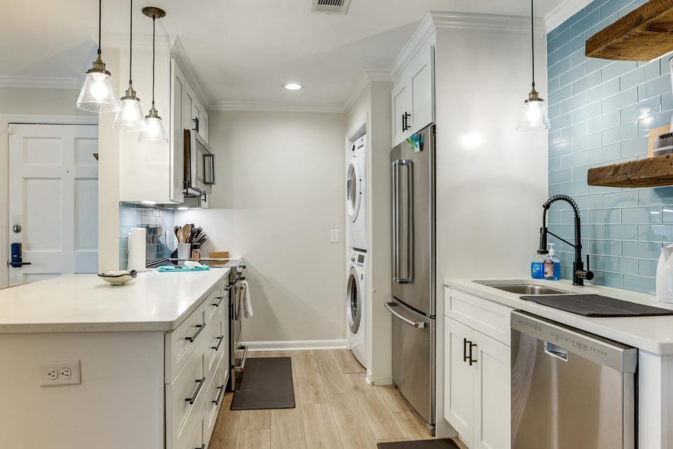 Pool Access! St Simons Island Getaway w/ Balcony House in Mallory Park