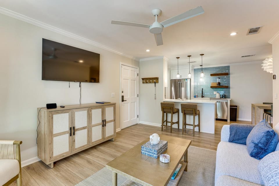 Pool Access! St Simons Island Getaway w/ Balcony House in Mallory Park