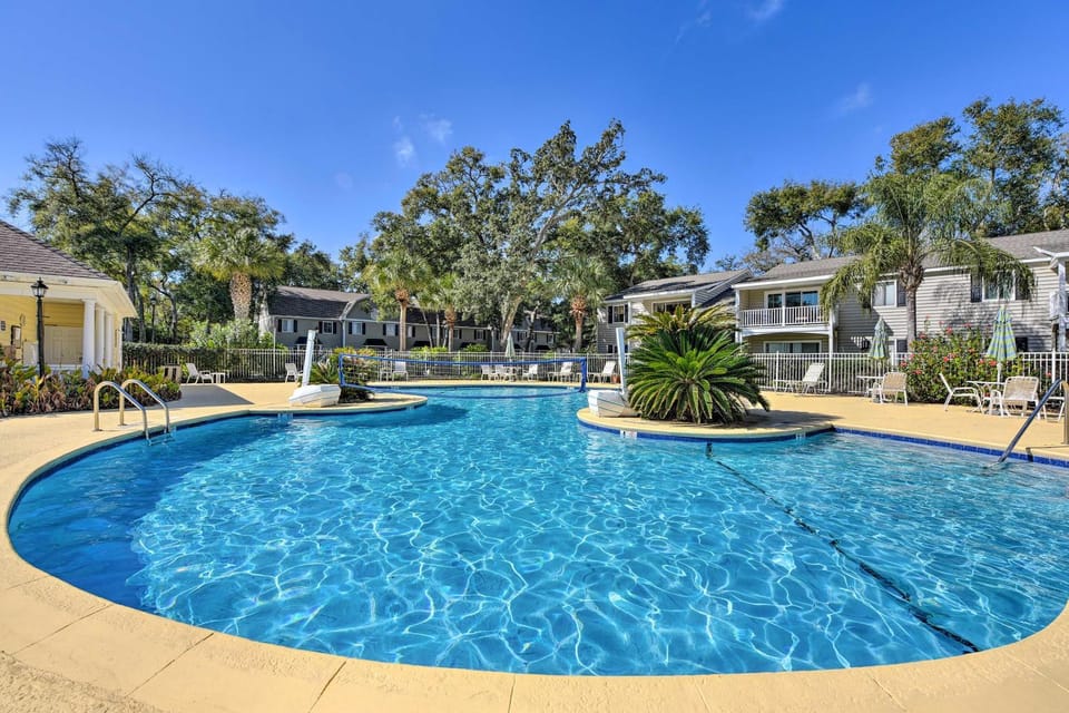 Pool Access! St Simons Island Getaway w/ Balcony House in Mallory Park