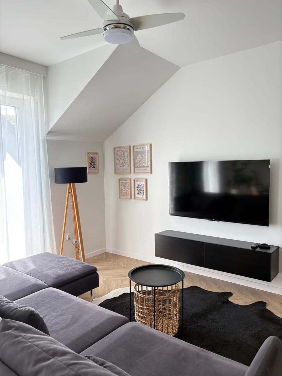 Living room, Photo of the whole room