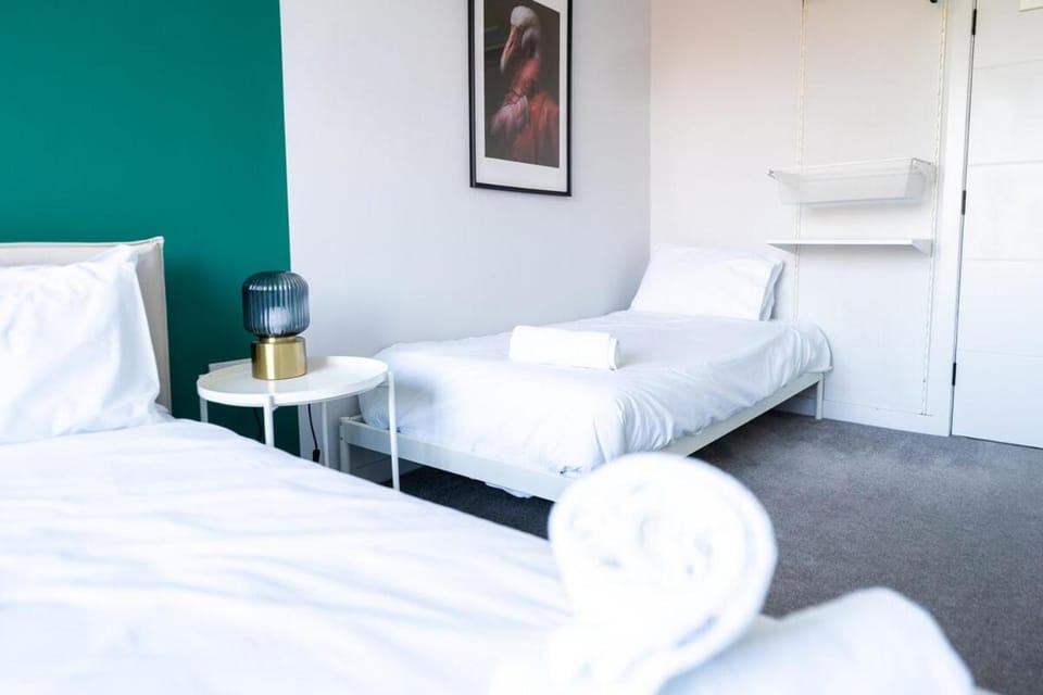 #141 Coastal Apartment Bournemouth Beach - Sleeps 10 - Perfect for Contractors and Families Apartment in Poole