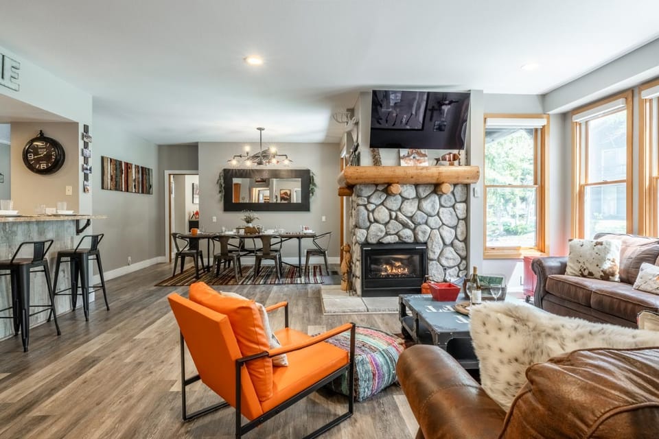 Day, TV and multimedia, Living room, Seating area, Dining area, fireplace, furniture