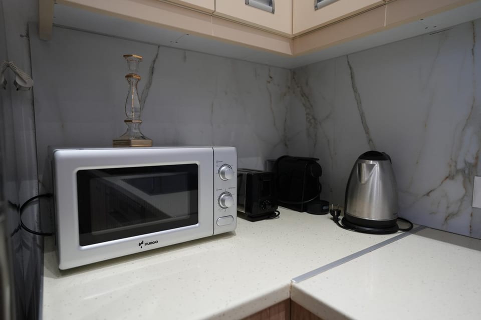 Coffee/tea facilities, microwave