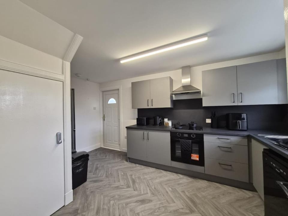 Spacious 3 Bedroom House with Large Drive House in Dundee