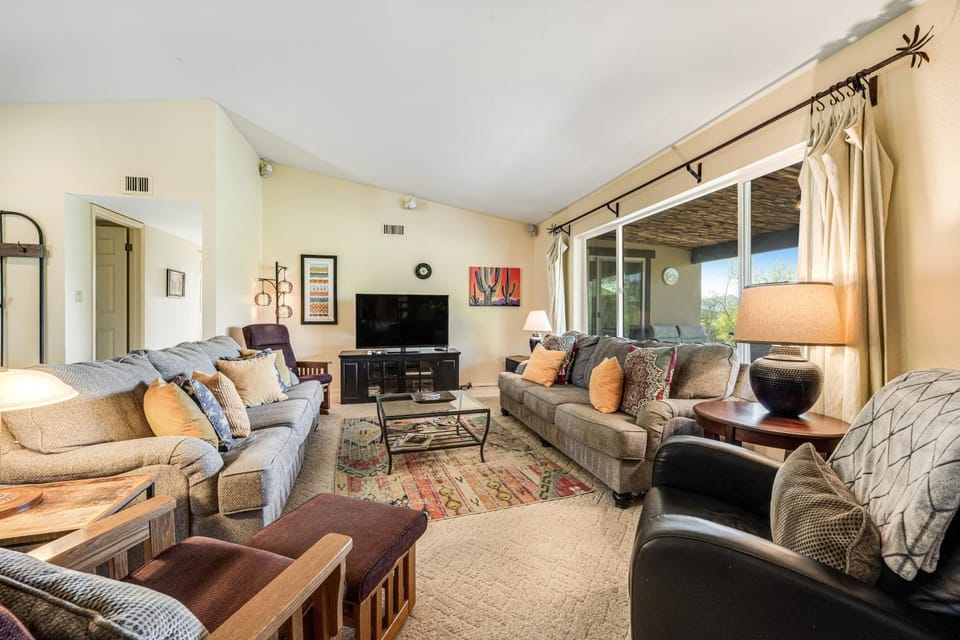Surrey's Oasis House in Carefree