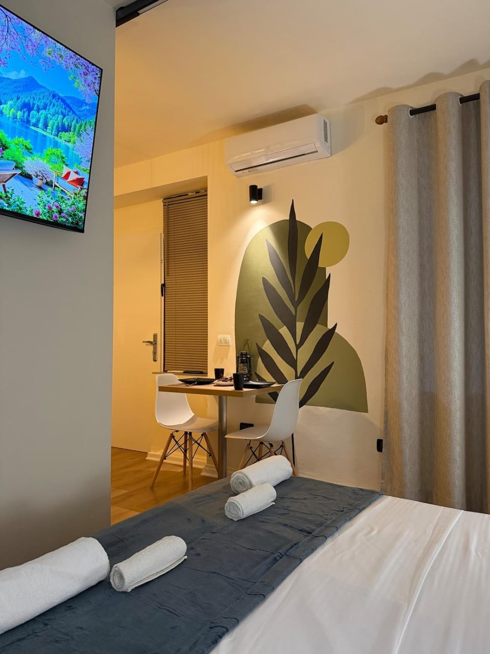Bed, Seating area, Bedroom, towels, air conditioner