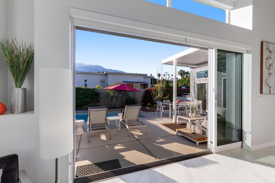 Modern Distinction in South Palm Springs - 3922 House in Palm Springs