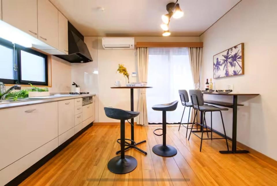 Balcony/Terrace, Kitchen or kitchenette, Living room, Seating area, Dining area, Food, microwave, minibar, stove, kitchen, kitchen, air conditioner