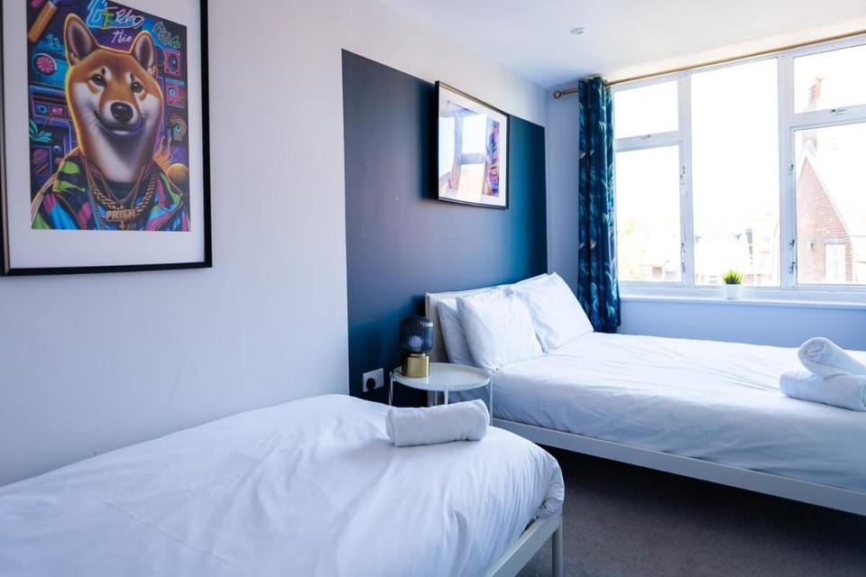 #142 Bournemouth Flat - Near AlumChine Beach - Sleeps 10 - Perfect for Families Apartment in Poole