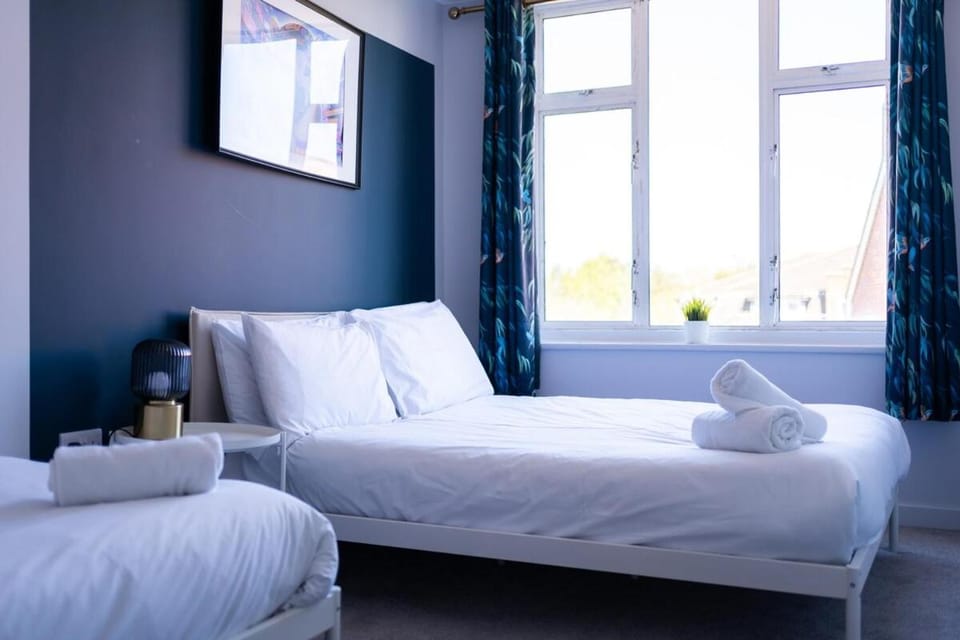 #142 Bournemouth Flat - Near AlumChine Beach - Sleeps 10 - Perfect for Families Apartment in Poole