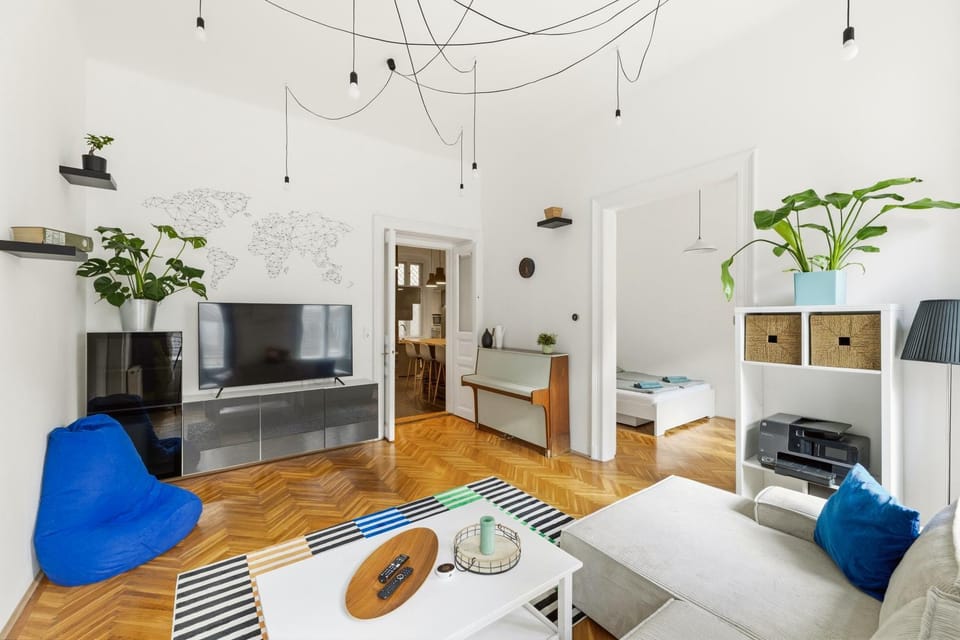 Communal lounge/ TV room, TV and multimedia, Living room, Seating area, Evening entertainment