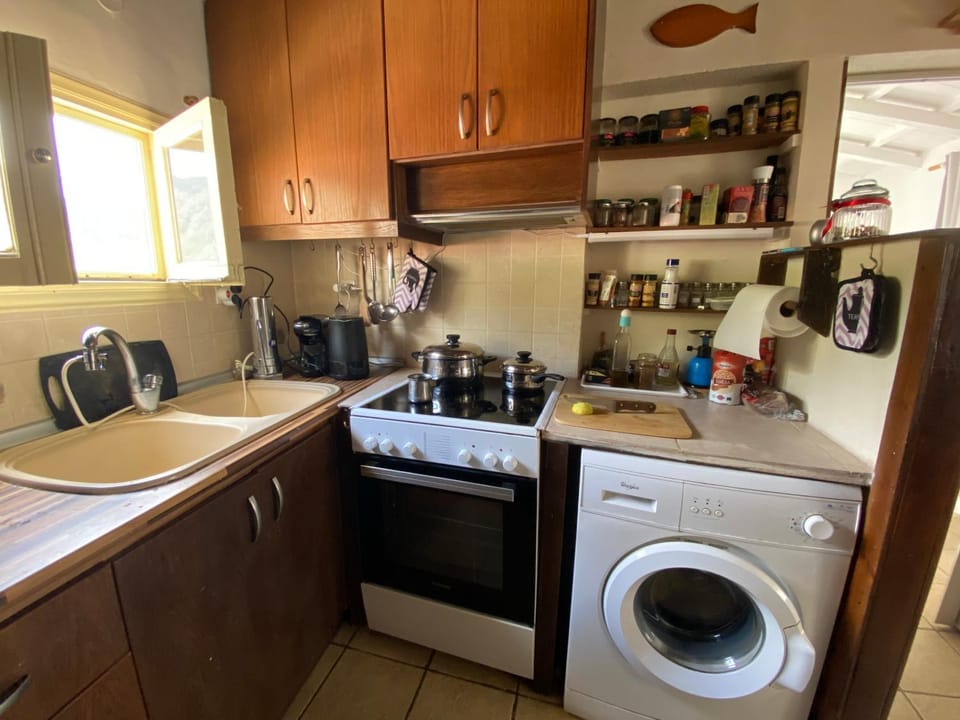 Kitchen or kitchenette, oven