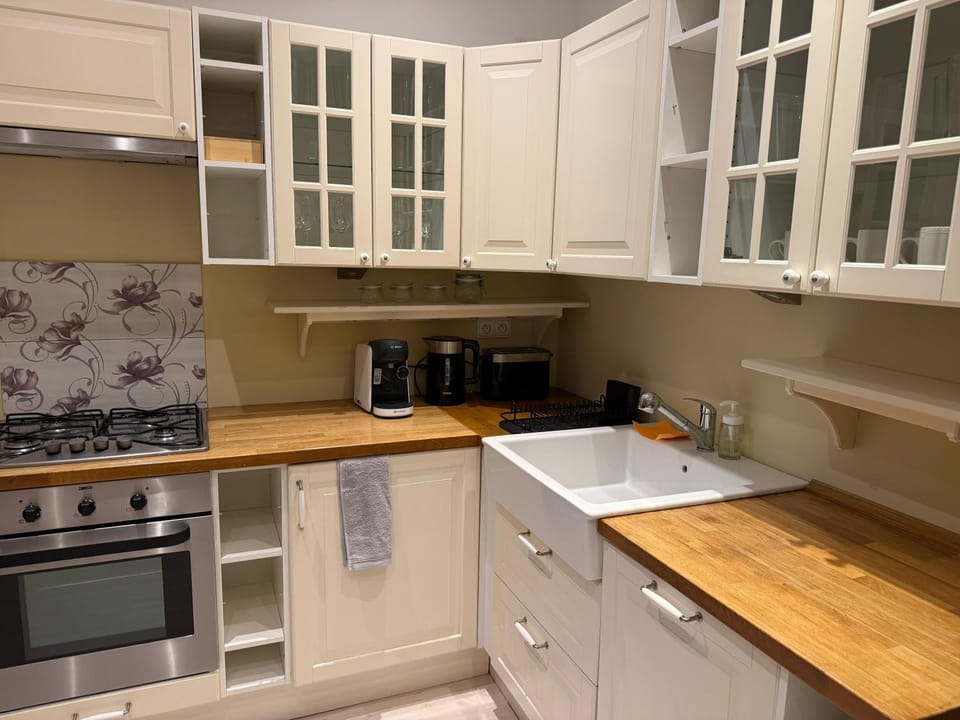 Coffee/tea facilities, Kitchen or kitchenette, dishwasher, stove, toaster